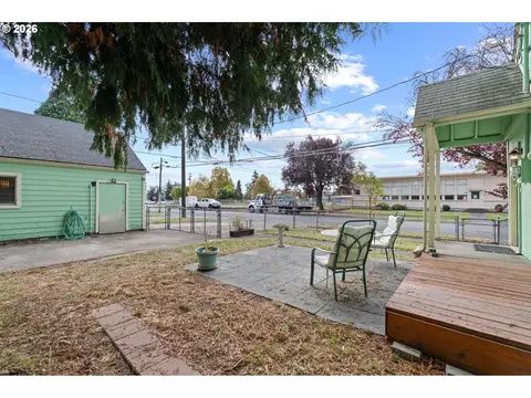 Exterior - 1504 8th Ave, Longview, WA 98632 photo 4 of 5