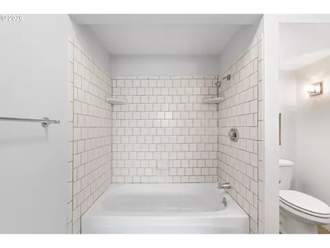 Bath - 1504 8th Ave, Longview, WA 98632 photo 1 of 6