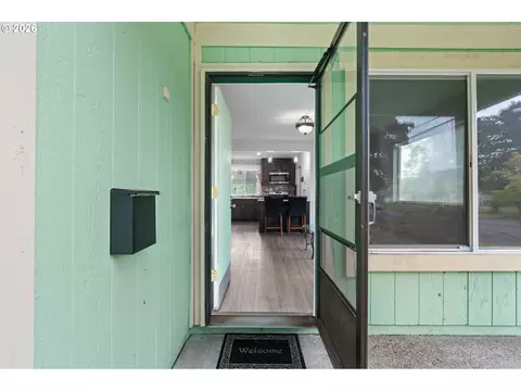 Entry Way - 1504 8th Ave, Longview, WA 98632 photo 1 of 2