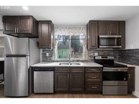 Kitchen - 1504 8th Ave, Longview, WA 98632 photo 3 of 5