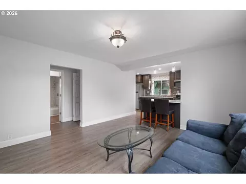 Living - 1504 8th Ave, Longview, WA 98632 photo 3 of 4