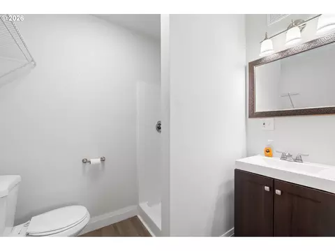 Bath - 1504 8th Ave, Longview, WA 98632 photo 4 of 6