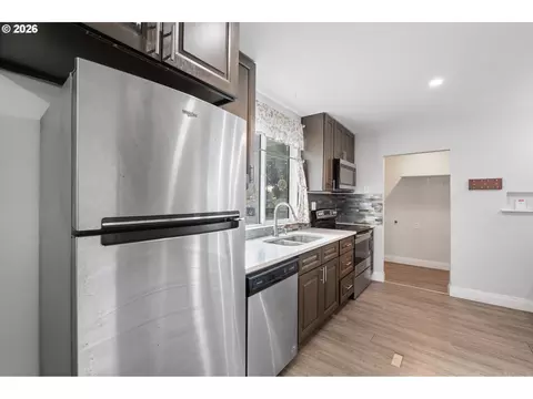 Kitchen - 1504 8th Ave, Longview, WA 98632 photo 5 of 5