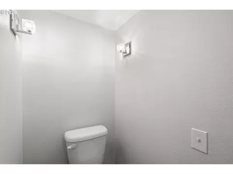 Bath - 1504 8th Ave, Longview, WA 98632 photo 3 of 6