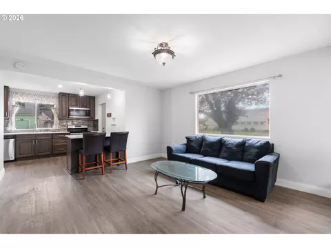 Living - 1504 8th Ave, Longview, WA 98632 photo 1 of 4