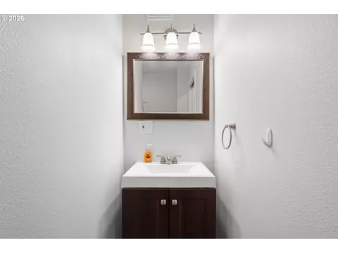Bath - 1504 8th Ave, Longview, WA 98632 photo 5 of 6
