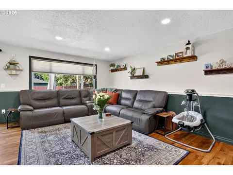 Living - 705 NE 18th Ct, Gresham, OR 97030 photo 1 of 4