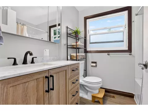 Bath - 705 NE 18th Ct, Gresham, OR 97030 photo 1 of 1