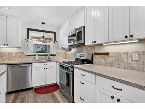 Kitchen - 705 NE 18th Ct, Gresham, OR 97030 photo 3 of 5