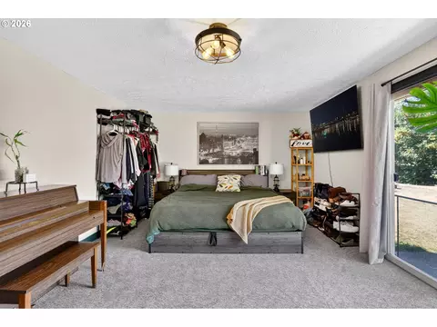 Bedroom - 705 NE 18th Ct, Gresham, OR 97030 photo 2 of 6