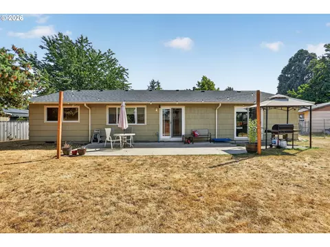 Exterior - 705 NE 18th Ct, Gresham, OR 97030 photo 4 of 8
