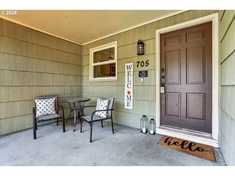 Exterior - 705 NE 18th Ct, Gresham, OR 97030 photo 3 of 8