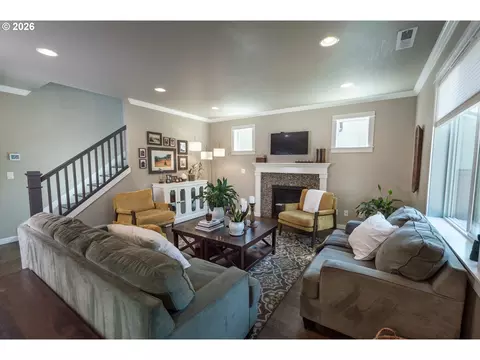 Living - 993 Tyson Ln, Eugene, OR 97404 photo 1 of 2