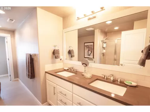 Bath - 993 Tyson Ln, Eugene, OR 97404 photo 1 of 3