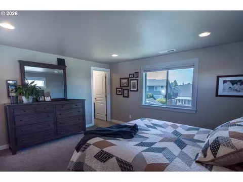 Bedroom - 993 Tyson Ln, Eugene, OR 97404 photo 3 of 4