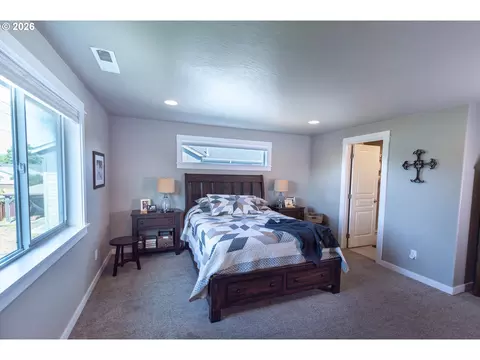 Bedroom - 993 Tyson Ln, Eugene, OR 97404 photo 2 of 4