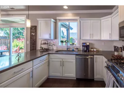Kitchen - 993 Tyson Ln, Eugene, OR 97404 photo 5 of 6