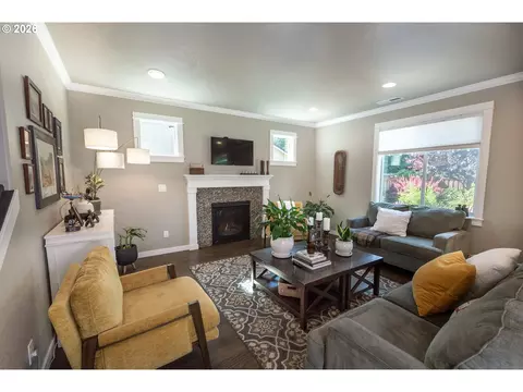 Living - 993 Tyson Ln, Eugene, OR 97404 photo 2 of 2