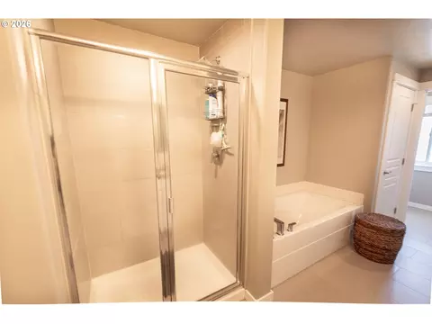 Bath - 993 Tyson Ln, Eugene, OR 97404 photo 2 of 3