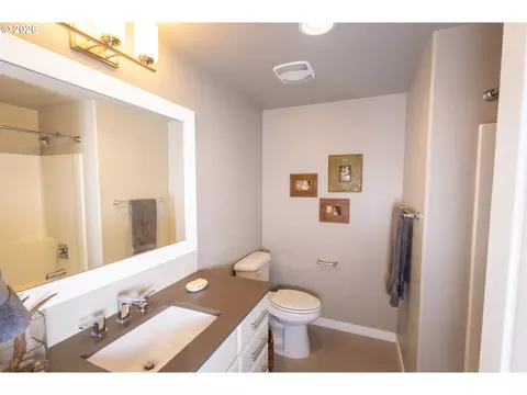 Bath - 993 Tyson Ln, Eugene, OR 97404 photo 3 of 3