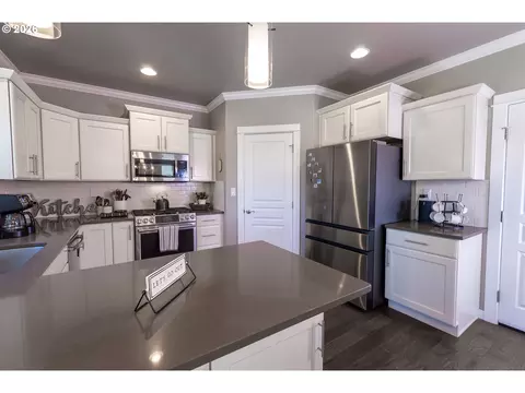 Kitchen - 993 Tyson Ln, Eugene, OR 97404 photo 4 of 6