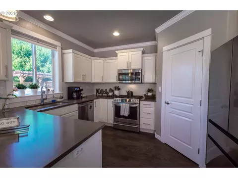 Kitchen - 993 Tyson Ln, Eugene, OR 97404 photo 3 of 6