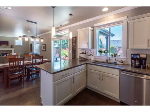 Kitchen - 993 Tyson Ln, Eugene, OR 97404 photo 6 of 6