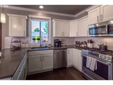 Kitchen - 993 Tyson Ln, Eugene, OR 97404 photo 2 of 6