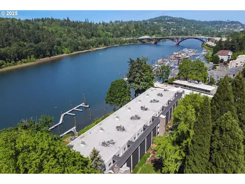 790 SE Webber St #312, Portland, OR 97202
