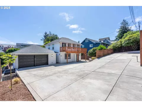 834 S 11th St, Coos Bay, OR 97420