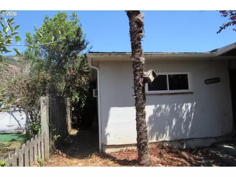 413 NE Johnson St, Myrtle Creek, OR 97457