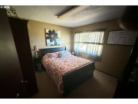 Bedroom - 5321 SE Welch Rd, Gresham, OR 97080 photo 3 of 4