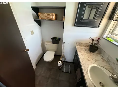 Bath - 5321 SE Welch Rd, Gresham, OR 97080 photo 3 of 4