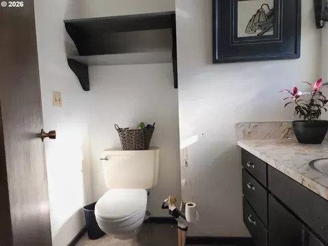 Bath - 5321 SE Welch Rd, Gresham, OR 97080 photo 2 of 4