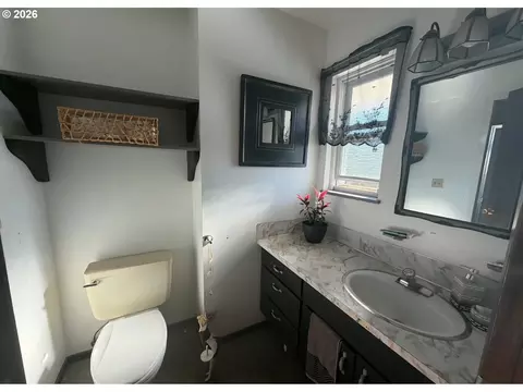 Bath - 5321 SE Welch Rd, Gresham, OR 97080 photo 4 of 4