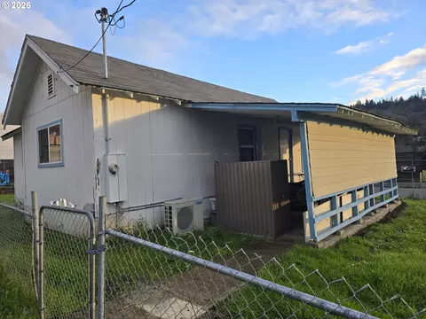 413 NE Boston St, Roseburg, OR 97470