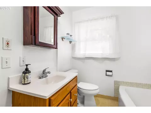 Bath - 31183 S Barlow Rd, Hubbard, OR 97032 photo 1 of 1