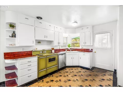 Kitchen - 31183 S Barlow Rd, Hubbard, OR 97032 photo 1 of 4
