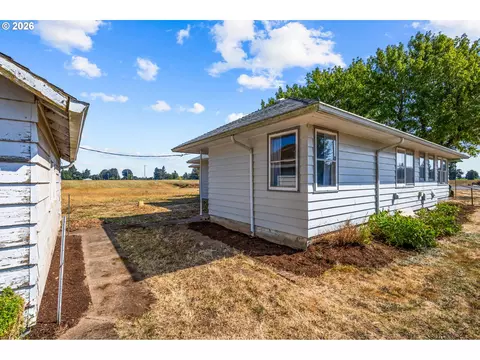 Exterior - 31183 S Barlow Rd, Hubbard, OR 97032 photo 2 of 4