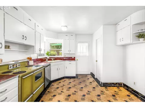 Kitchen - 31183 S Barlow Rd, Hubbard, OR 97032 photo 2 of 4