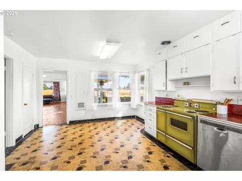 Kitchen - 31183 S Barlow Rd, Hubbard, OR 97032 photo 3 of 4