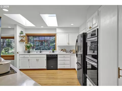 Kitchen - 89366 Dahlin Rd, Florence, OR 97439 photo 1 of 3