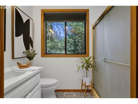 Bath - 89366 Dahlin Rd, Florence, OR 97439 photo 2 of 3