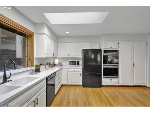 Kitchen - 89366 Dahlin Rd, Florence, OR 97439 photo 2 of 3