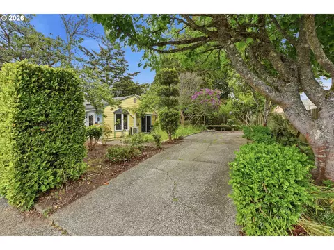 1691 Grant St, North Bend, OR 97459