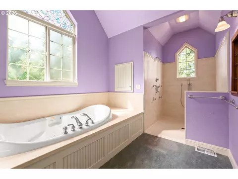 Bath - 3046 Summit Sky Blvd, Eugene, OR 97405 photo 2 of 4