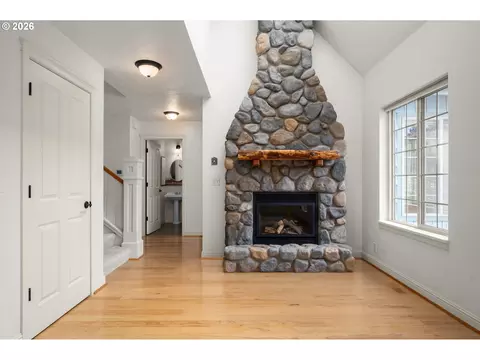 Living - 3046 Summit Sky Blvd, Eugene, OR 97405 photo 2 of 5