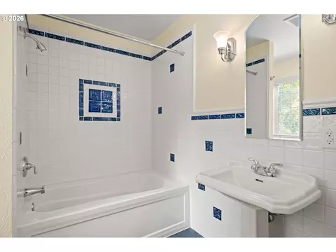 Bath - 3046 Summit Sky Blvd, Eugene, OR 97405 photo 4 of 4