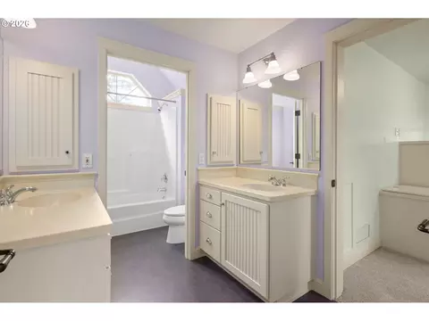 Bath - 3046 Summit Sky Blvd, Eugene, OR 97405 photo 3 of 4