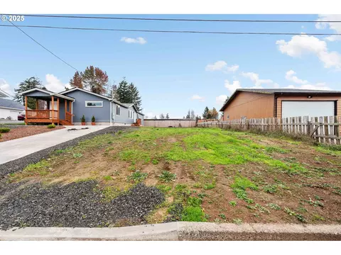 2770 34th St, Coos Bay, OR 97420